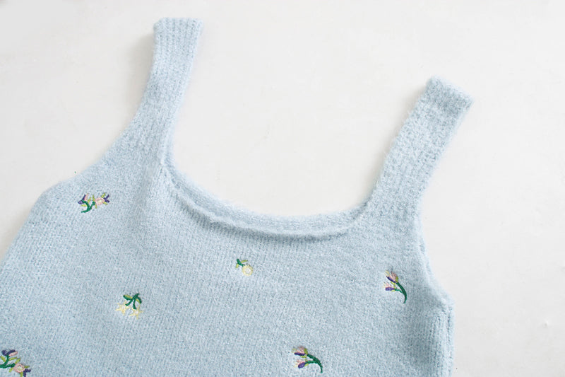 KNIT TOP WITH FLORAL EMBROIDERY
